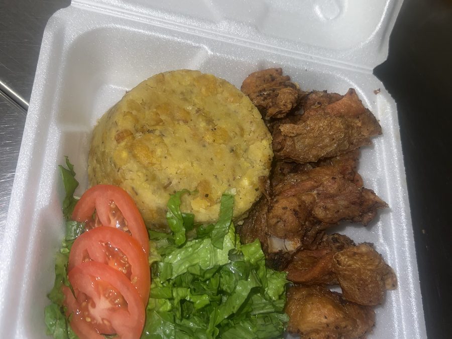 Mofongo con chicharrones de pollo with salad