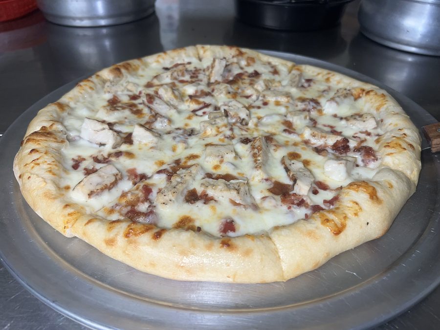 White sauce pizza with chicken, bacon and onion